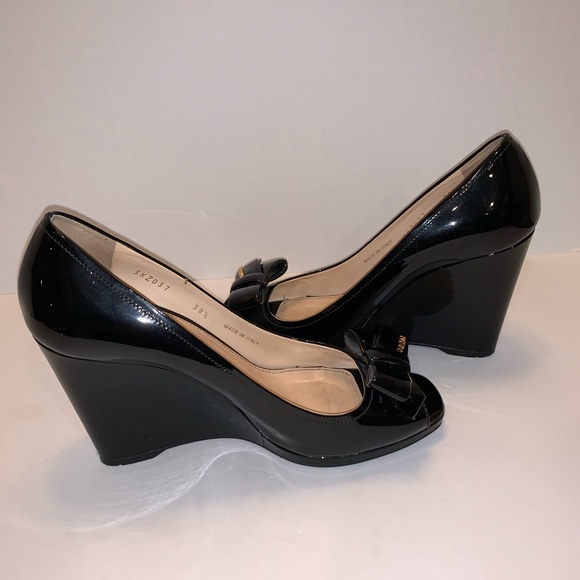 PRADA BLACK SCAMASCO PATENT BOW WEDGE SANDAL 8 - Picture 2 of 7